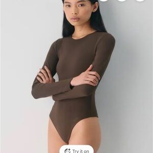 Aritzia Contour Long Sleeve Bodysuit Crew Size S Rich Mocha Brown - Like New